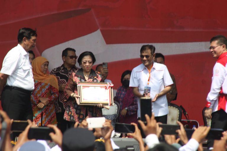 Megawati Raih Penghargaan Sebagai Tokoh Penggerak Gotong Royong Desa