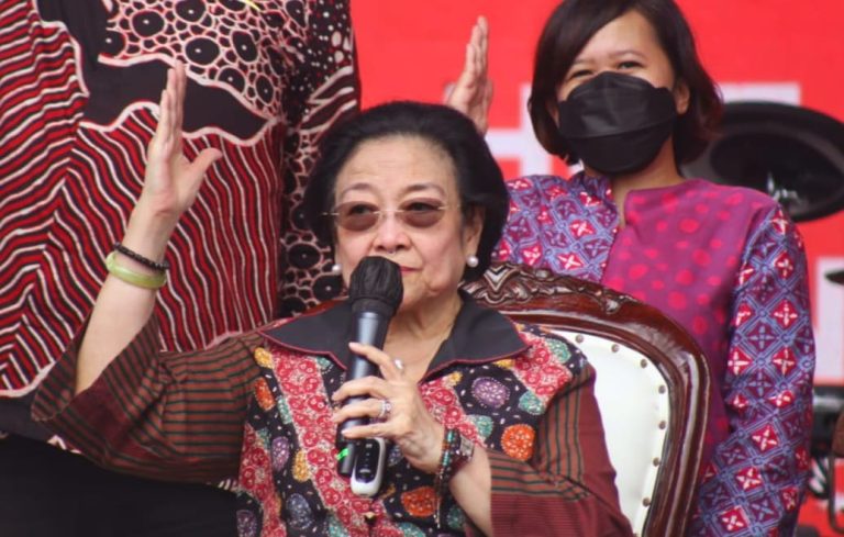 Megawati Ajarkan Kepala Desa Jawab Salam Pancasila