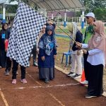 Kadinkes HST, dr Desfi Delfiana Fahmi saat membersamai calon jemaah haji yang ikut tes kebugaran.