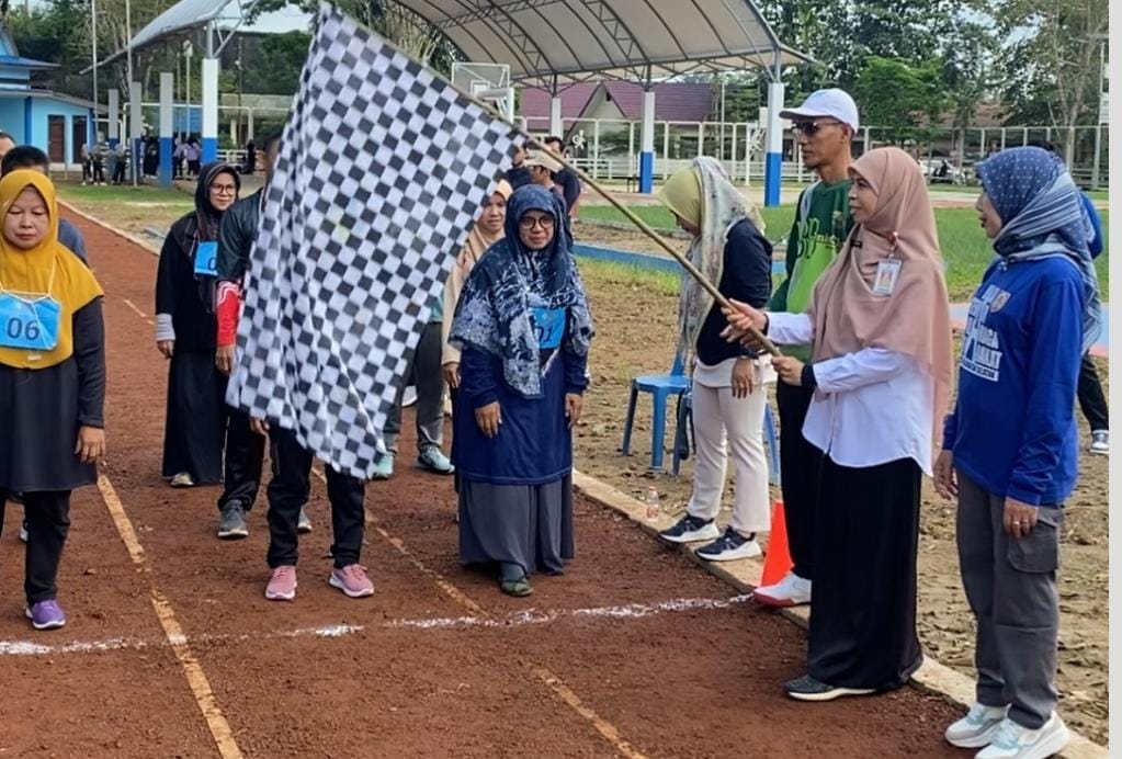 Kadinkes HST, dr Desfi Delfiana Fahmi saat membersamai calon jemaah haji yang ikut tes kebugaran.