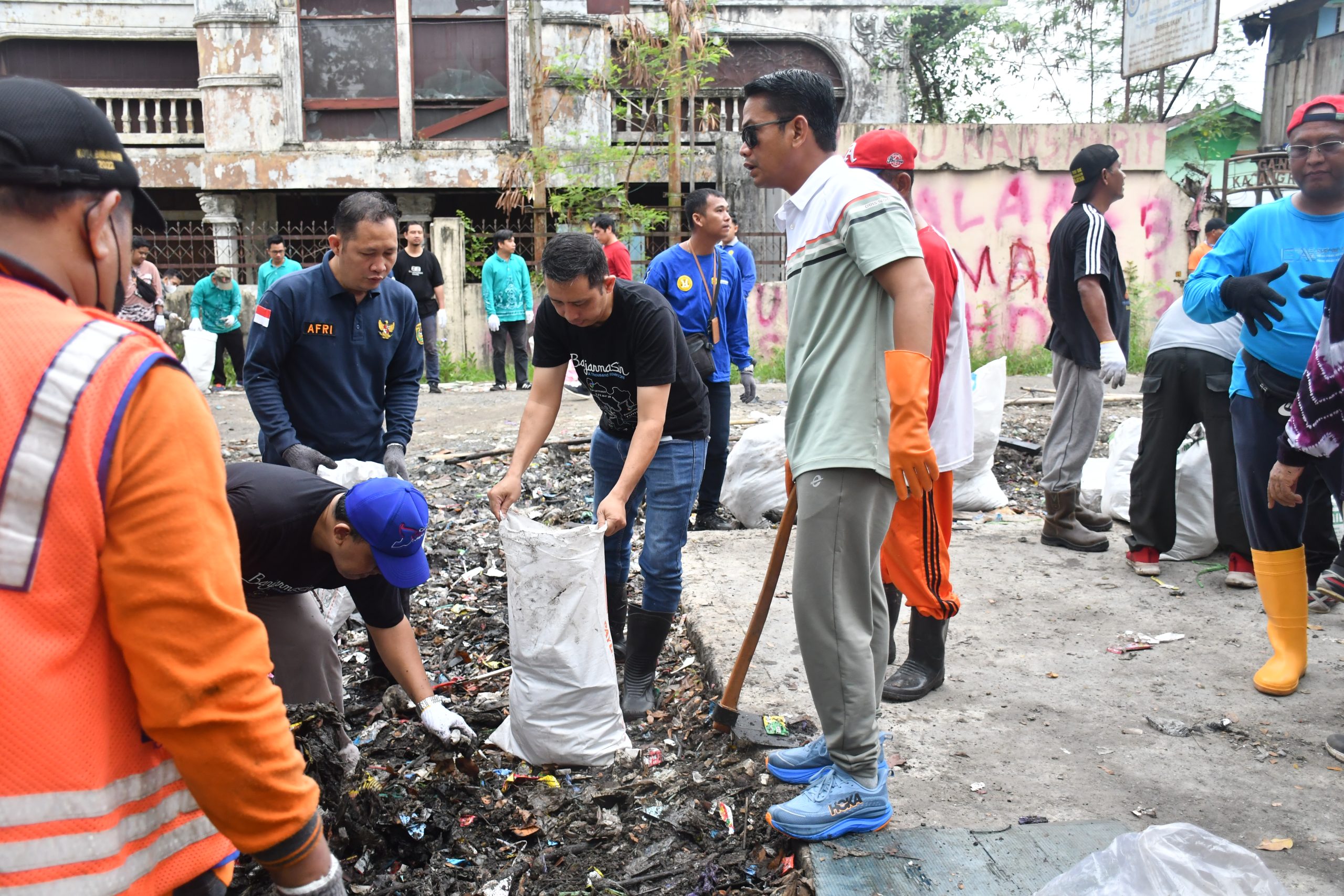 Wali Rk Wali Kota Banjarmasin Turun Tangan Bersihkan TPS RK Ilir: “Jangan Buang ...