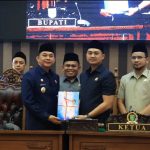 Bupati Andi Rudi Latif menyampaikan LKPJ Tanah Bumbu 2025 di hadapan DPRD. Simak capaian positif pertumbuhan ekonomi dan kenaikan peringkat IPM Tanbu.