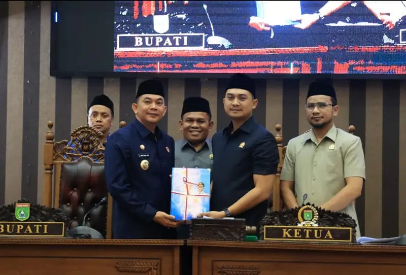 Bupati Andi Rudi Latif menyampaikan LKPJ Tanah Bumbu 2025 di hadapan DPRD. Simak capaian positif pertumbuhan ekonomi dan kenaikan peringkat IPM Tanbu.