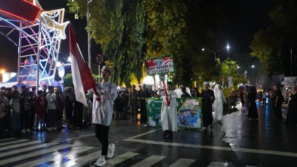 Lomba Gema Takbir di Kotabaru resmi dilepas Wakil Bupati Syairi Mukhlis. Acara ini meriahkan suasana Idulfitri 1447 H di kawasan Siring Laut bagi warga.