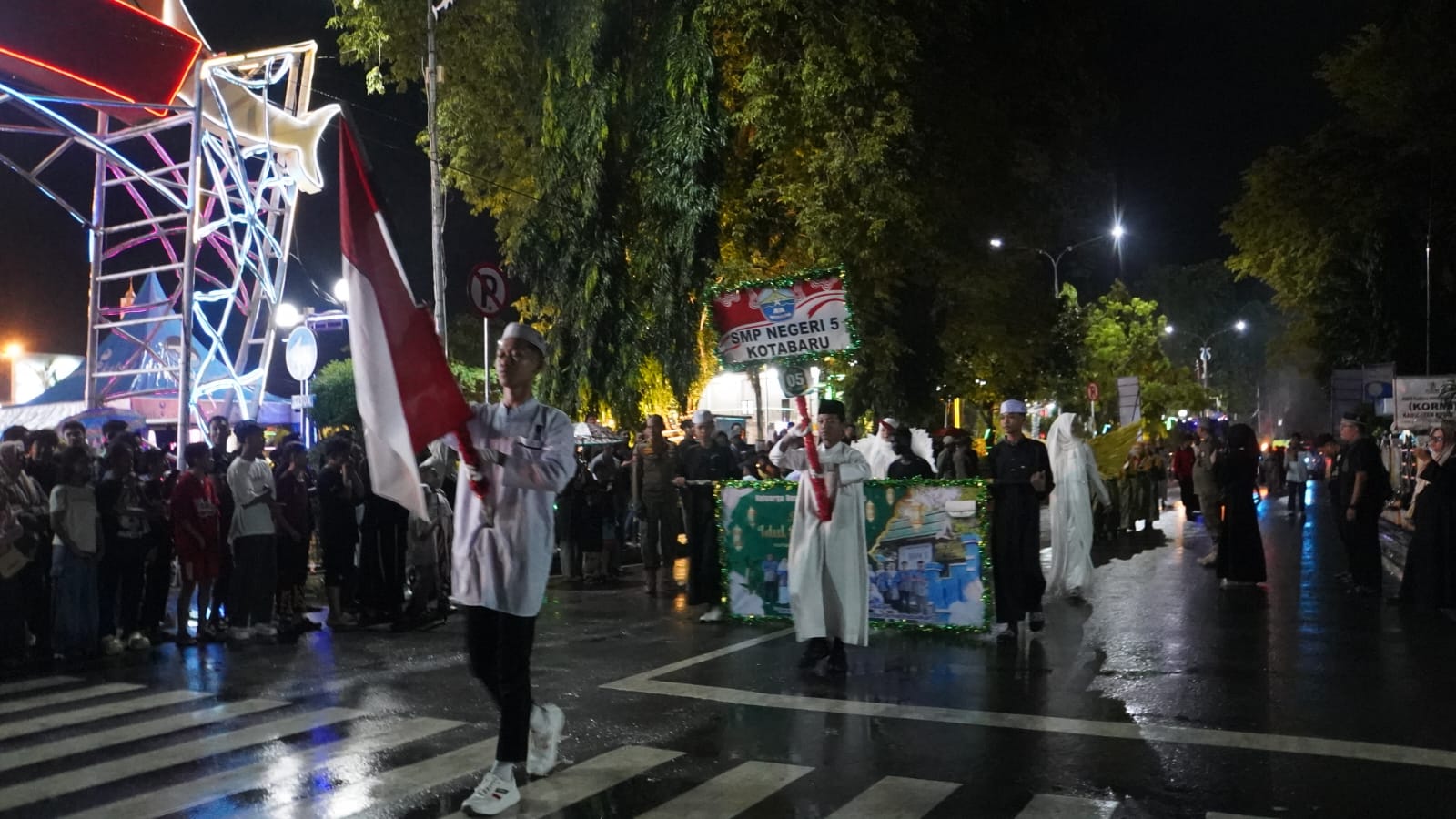 Lomba Gema Takbir di Kotabaru resmi dilepas Wakil Bupati Syairi Mukhlis. Acara ini meriahkan suasana Idulfitri 1447 H di kawasan Siring Laut bagi warga.