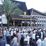 Lebaran di Balai Kota Banjarmasin berlangsung meriah dengan hadiah umroh dan ziarah wali. Wali Kota Yamin HR ajak warga perkuat silaturahmi dan kebersamaan.
