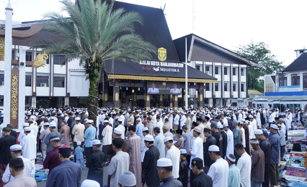 Lebaran di Balai Kota Banjarmasin berlangsung meriah dengan hadiah umroh dan ziarah wali. Wali Kota Yamin HR ajak warga perkuat silaturahmi dan kebersamaan.