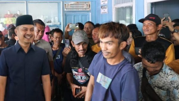 enumpang KM Awu-Awu yang tertunda di Pelabuhan Batulicin mendapat perhatian Ketua DPRD dan Bupati Tanah Bumbu melalui bantuan dapur umum dan fasilitas.