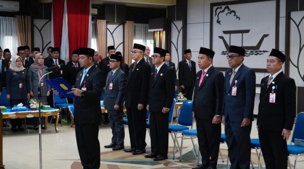 Wali Kota Muhammad Yamin HR melantik tujuh Pejabat Pemkot Banjarmasin di Aula Kayuh Baimbai. Rotasi ini bertujuan menyegarkan birokrasi dan layanan publik