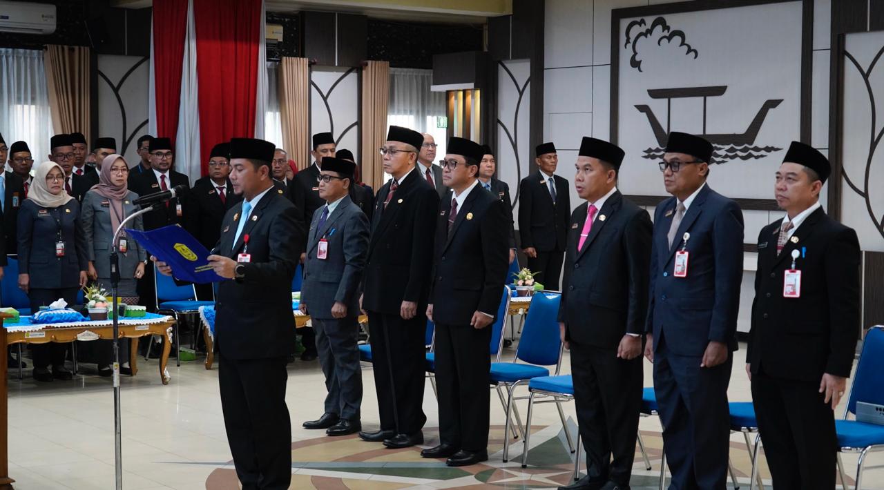 Wali Kota Muhammad Yamin HR melantik tujuh Pejabat Pemkot Banjarmasin di Aula Kayuh Baimbai. Rotasi ini bertujuan menyegarkan birokrasi dan layanan publik