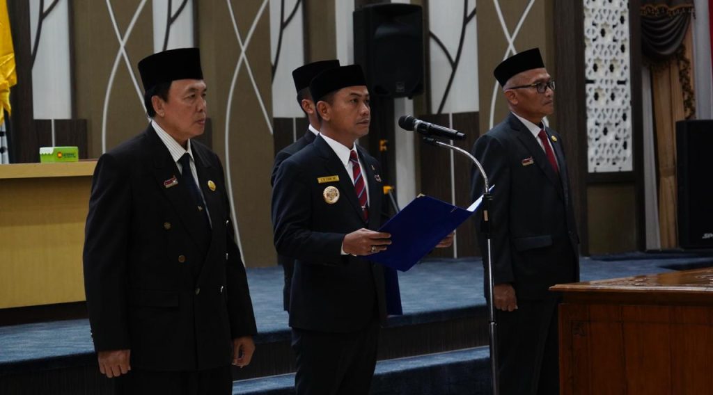 Wali Kota Muhammad Yamin HR melantik tujuh Pejabat Pemkot Banjarmasin di Aula Kayuh Baimbai. Rotasi ini bertujuan menyegarkan birokrasi dan layanan publik