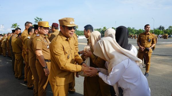 Wakil Bupati Syairi Mukhlis memimpin Apel Pagi dan Halalbihalal ASN Pemkab Kotabaru. Ia menghimbau aparatur agar tidak anti-kritik demi pelayanan publik.