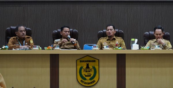 Wali Kota Yamin HR menginstruksikan Camat dan Lurah untuk memantau langsung pemilahan sampah rumah tangga guna mengatasi titik tumpukan sampah liar di Banjarmasin.