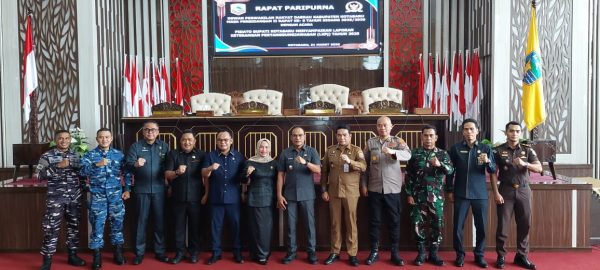 Wakil Bupati Syairi Mukhlis menyampaikan LKPJ Kotabaru 2025 di hadapan DPRD. Realisasi pendapatan mencapai Rp3,7 triliun dengan pertumbuhan ekonomi 5,4 persen.