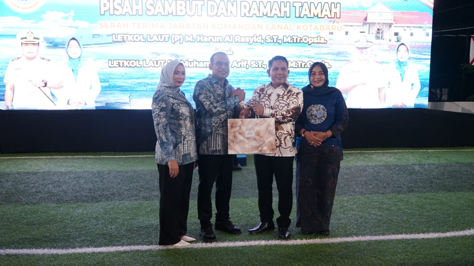 Letkol Laut (P) Muhammad Arif resmi menjabat sebagai Komandan Lanal Kotabaru menggantikan Letkol Laut (P) M. Harun Al Rasyid dalam acara pisah sambut penuh keakraban.