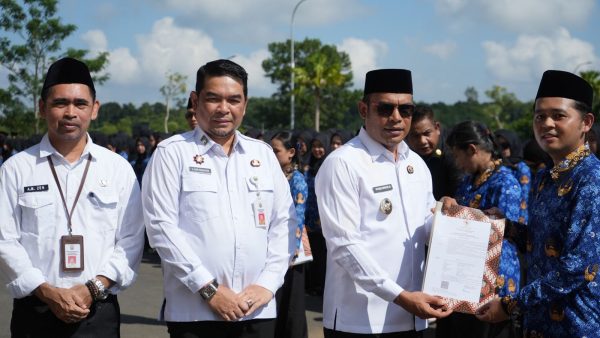 Wakil Bupati Syairi Mukhlis melantik 872 PNS Kotabaru 2026. Tenaga kesehatan mendominasi formasi. Pemkab tekankan disiplin dan larangan pindah tugas.