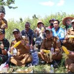 Wakil Bupati Kotabaru Syairi Mukhlis lakukan panen jagung manis di Desa Sebelimbingan. Program ini manfaatkan lahan tidur pemda demi ketahanan pangan nasional.