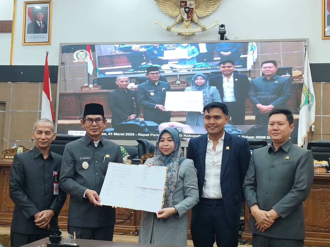 DPRD dan Pemkab Balangan sepakati 4 Raperda strategis terkait disabilitas, anak yatim, perkebunan, dan penggabungan desa. Simak detail kesepakatannya di sini.
