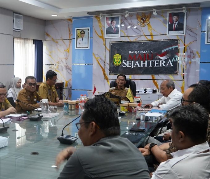 Wali Kota Yamin gelar audiensi strategis tangani banjir Banjarmasin dari hulu ke hilir. Gugatan warga berakhir damai dengan kesepakatan peta jalan baru.