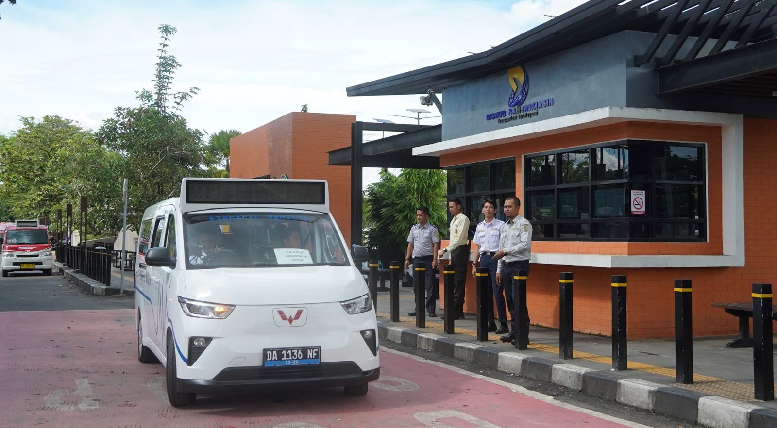 Wali Kota Yamin uji coba mikrotrans listrik di Banjarmasin selama satu bulan. Langkah ini diambil untuk modernisasi angkutan umum dan efisiensi energi.