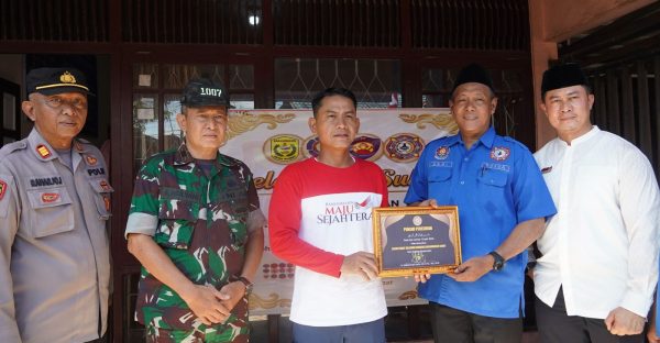 ali Kota Yamin resmikan Sekretariat REDBAR Banjarmasin Barat. Fasilitas ini jadi pusat kolaborasi relawan damkar dan lurah dalam cegah kebakaran.